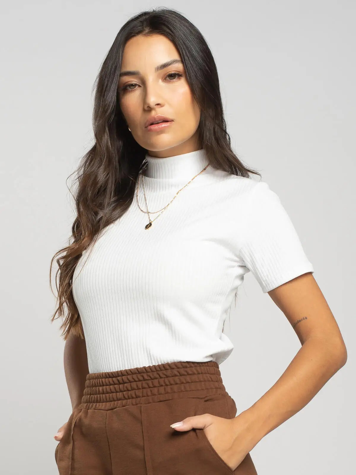 Blusa Feminina Gola Alta Canelada Manga Curta Básica Casual