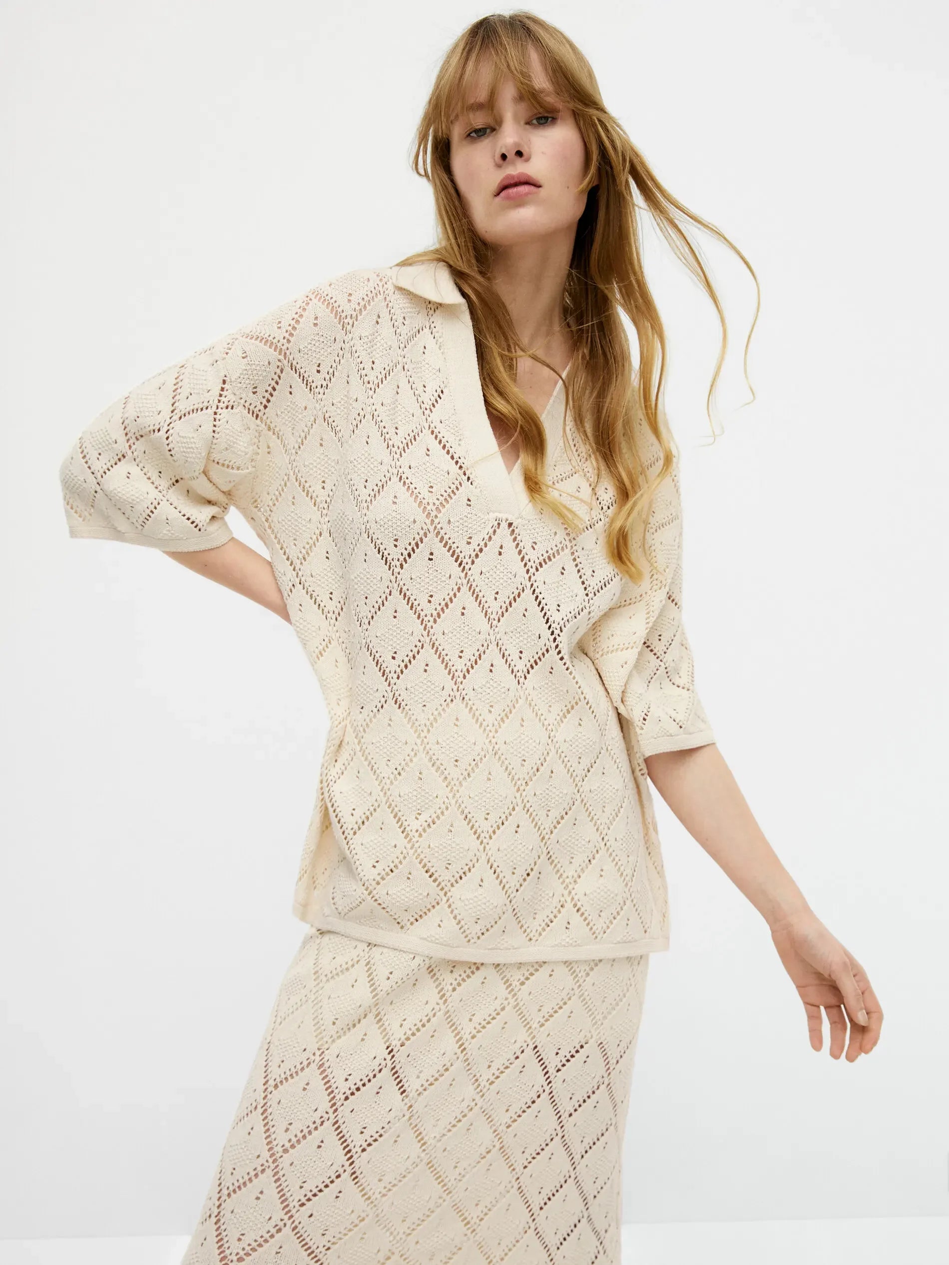 Blusa de Tricô Vazada Decote V - Marrom Claro Ajustada Feminina