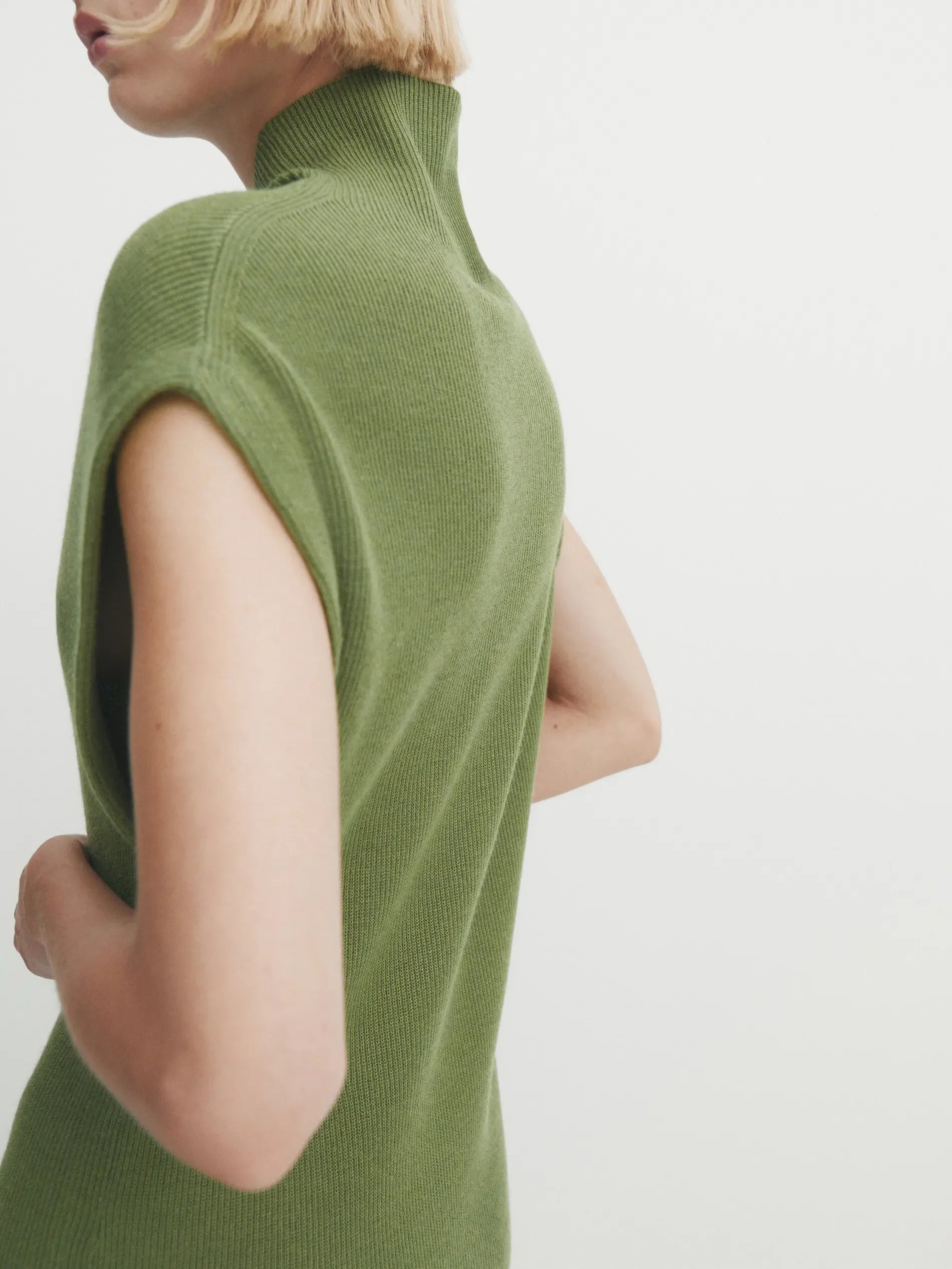 Vestido de Tricô Minimalista Gola Alta - Longo Elegante Feminino