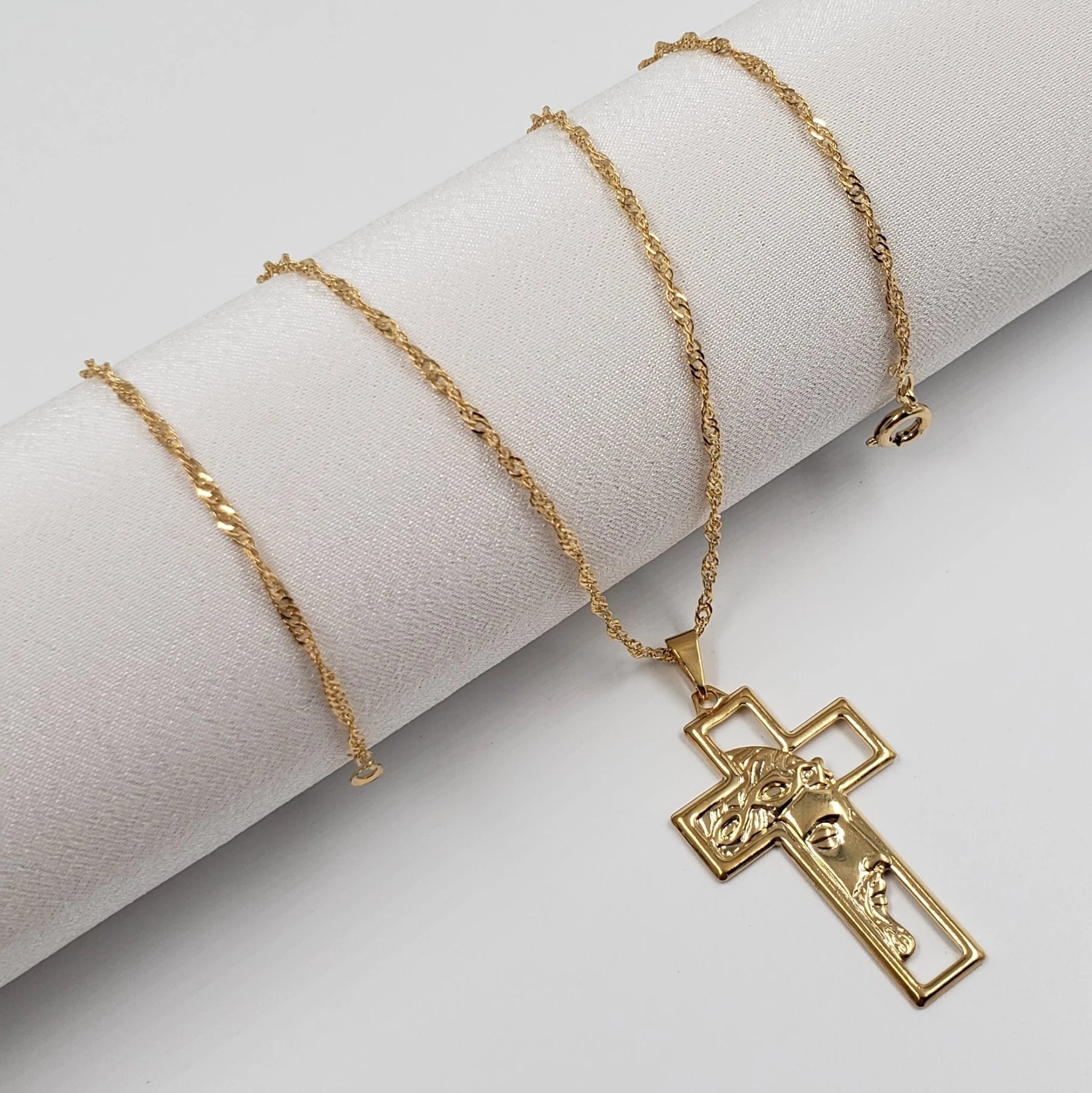 Colar Gargantilha Cruz Rosto Jesus Banhado a Ouro