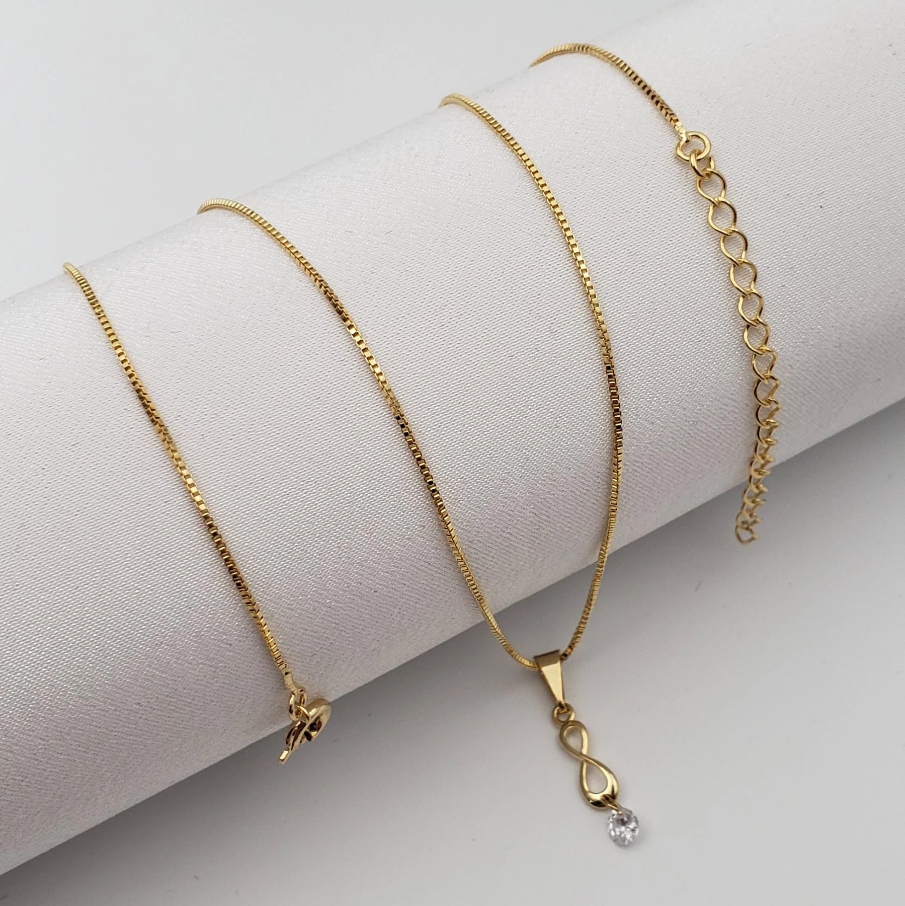 Colar gargantilha banhado a ouro com luz de ponto infinito