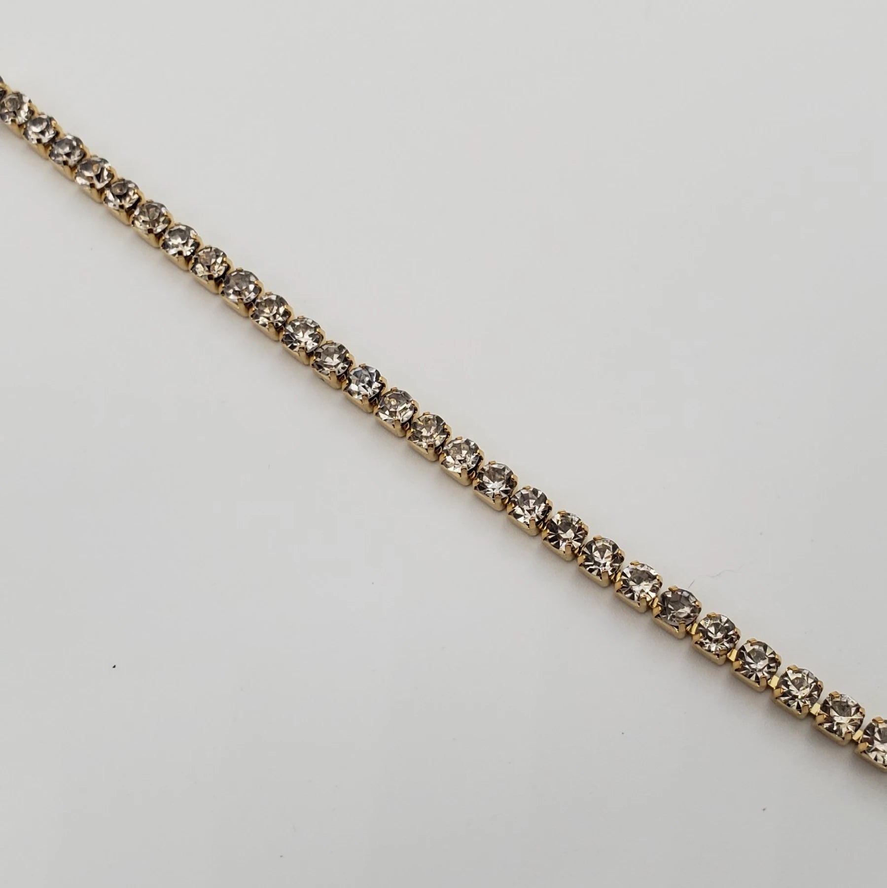 Pulseira feminina filete de pedra banhada a ouro 18K