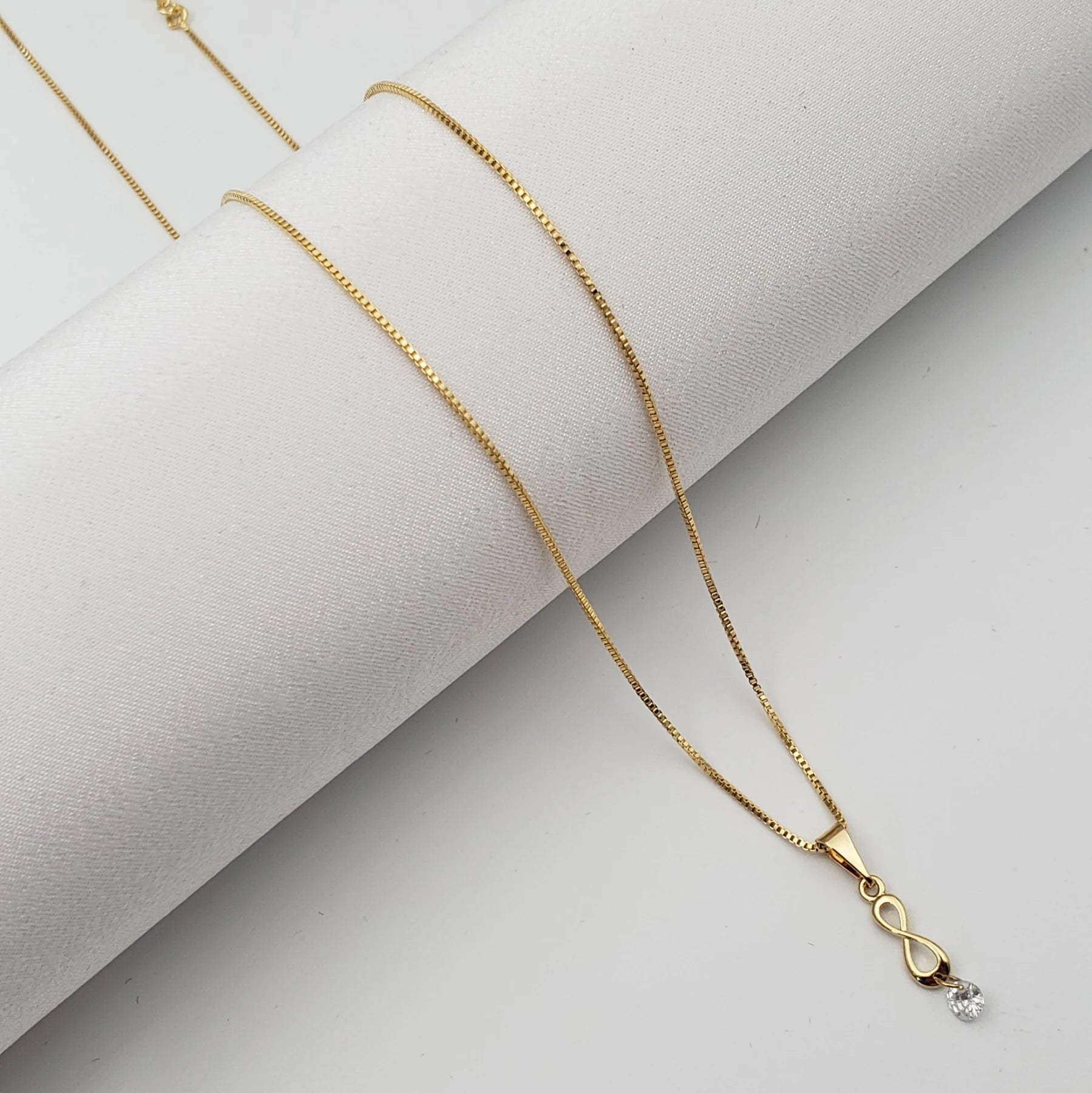 Colar gargantilha banhado a ouro com luz de ponto infinito