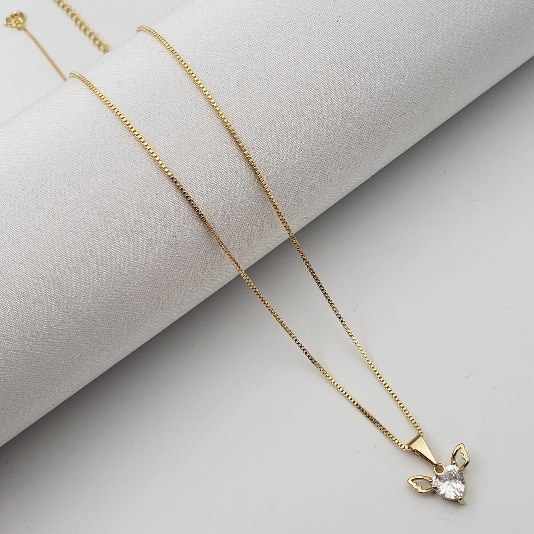 Colar gargantilha de coração com asas banhado a ouro 18K de 45 cm