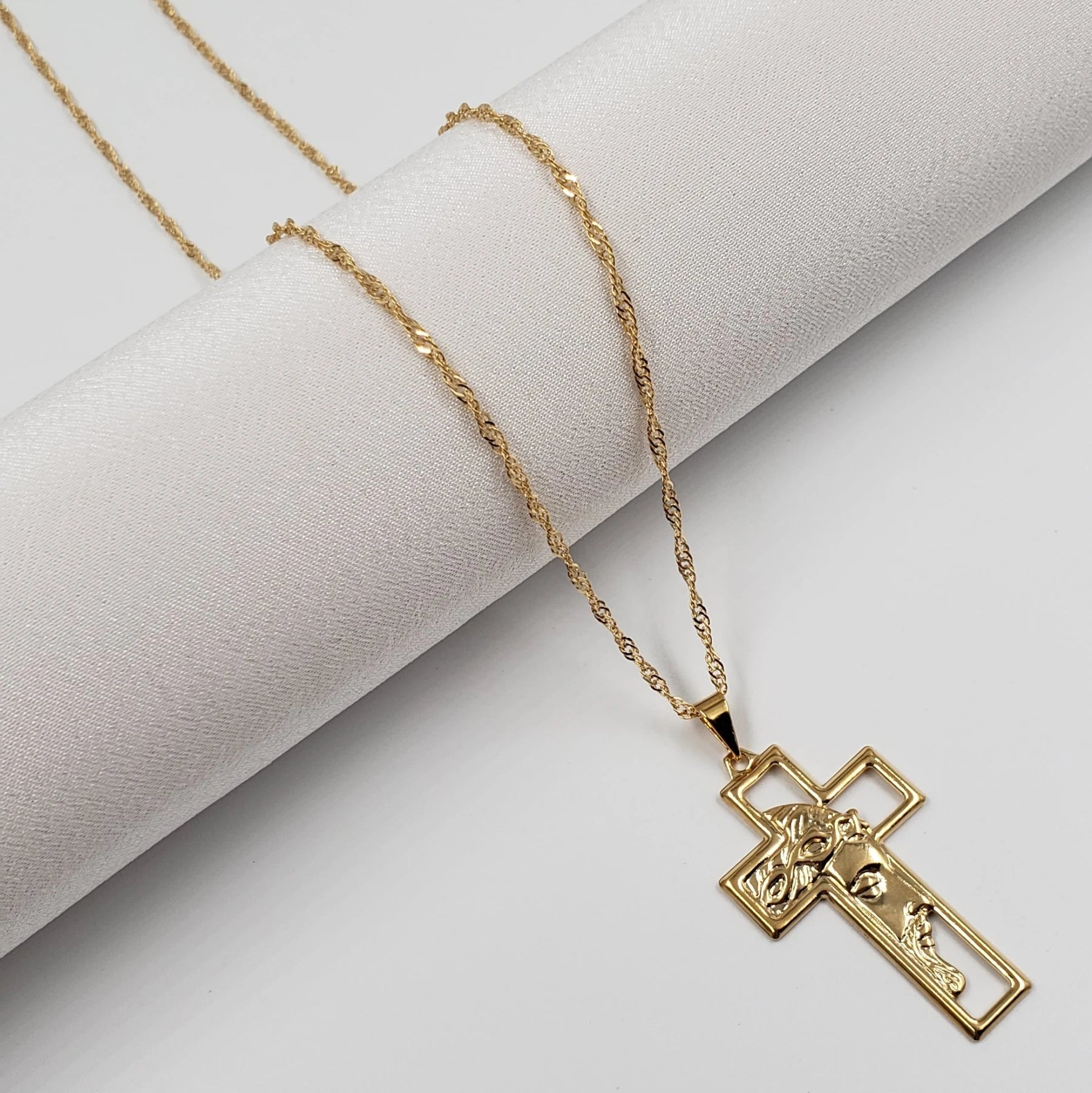 Colar Gargantilha Cruz Rosto Jesus Banhado a Ouro