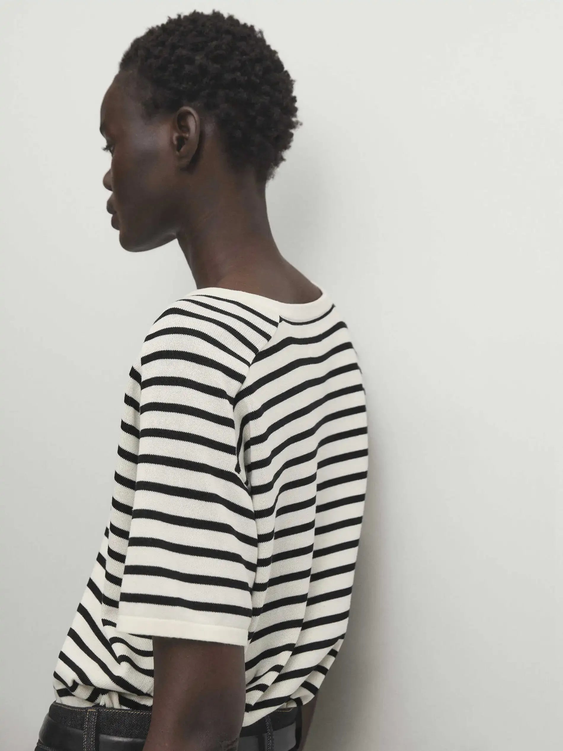 Blusa de Tricô Listrada Decote V - Manga Curta Feminina