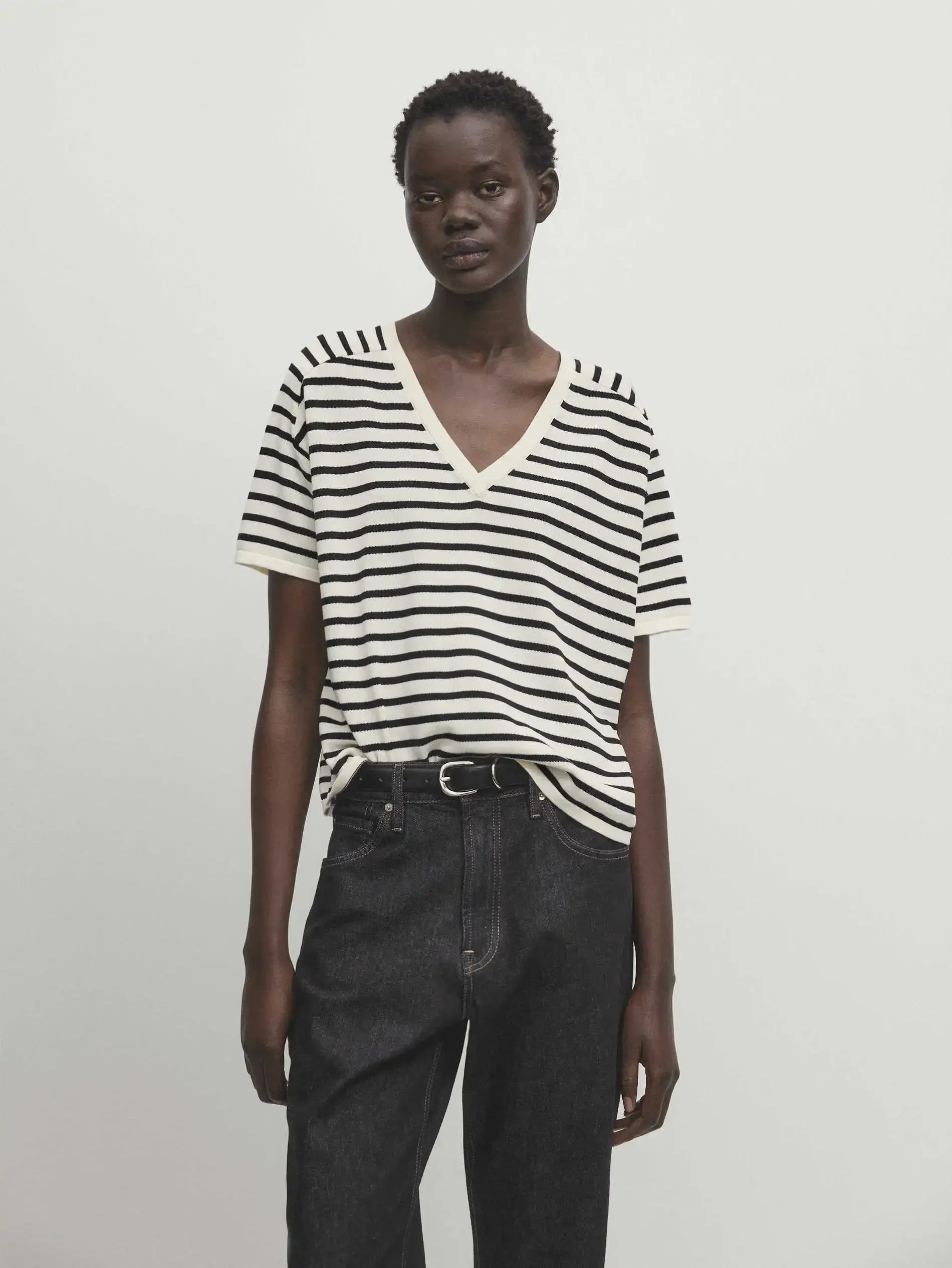 Blusa de Tricô Listrada Decote V - Manga Curta Feminina