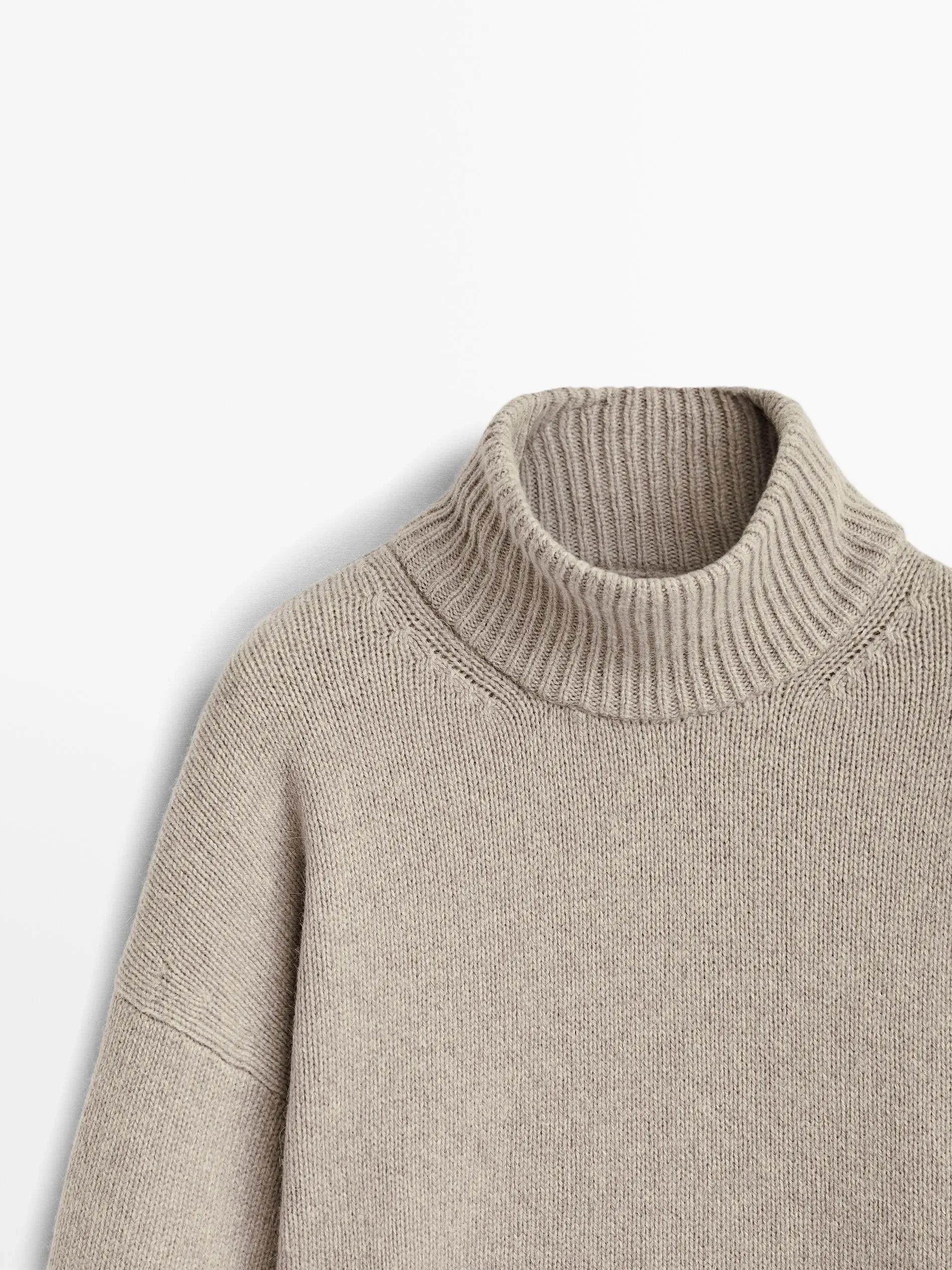 Blusa de Tricô com Detalhes no Cotovelo - Gola Alta Casual Feminina