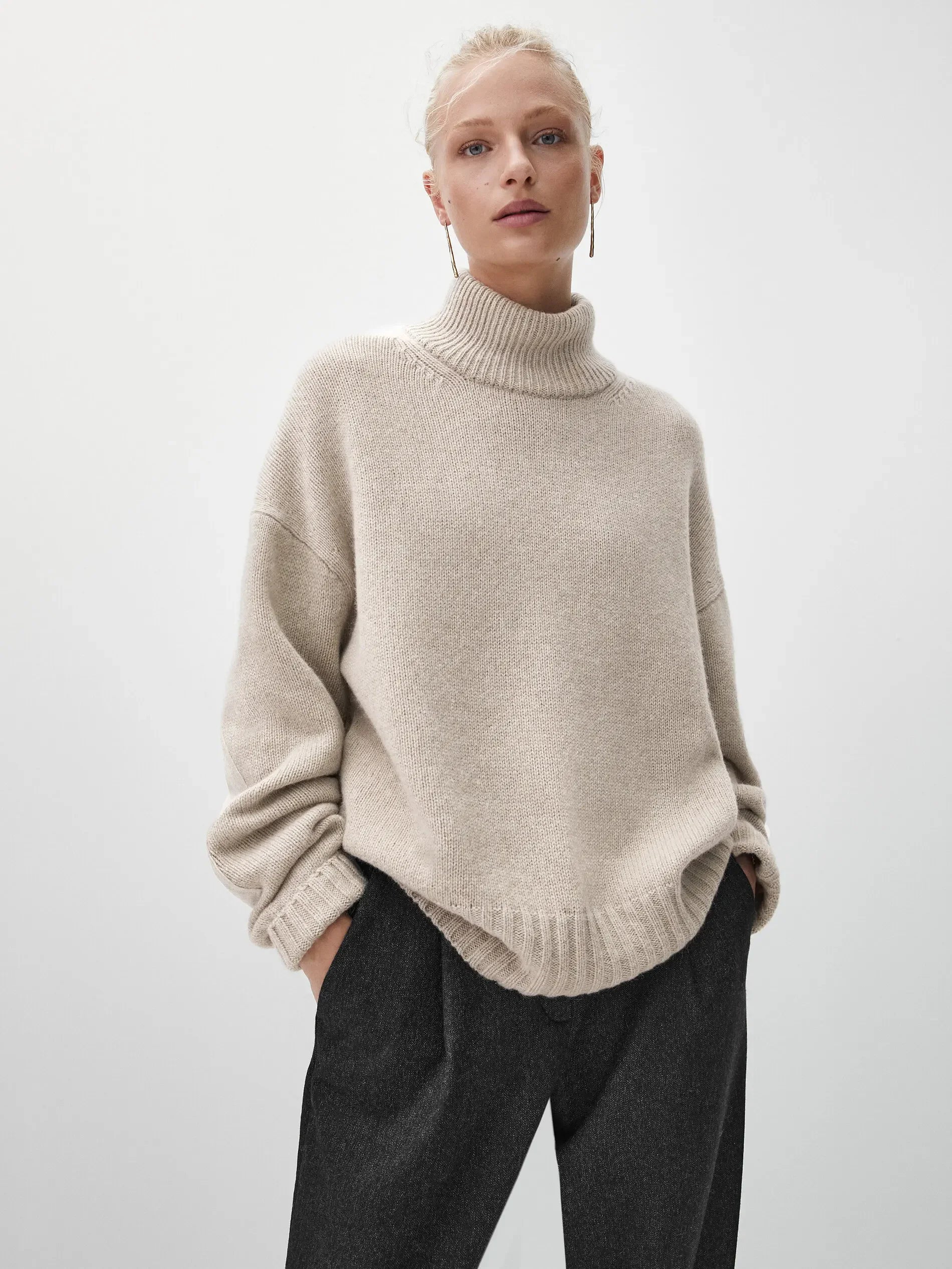 Blusa de Tricô com Detalhes no Cotovelo - Gola Alta Casual Feminina