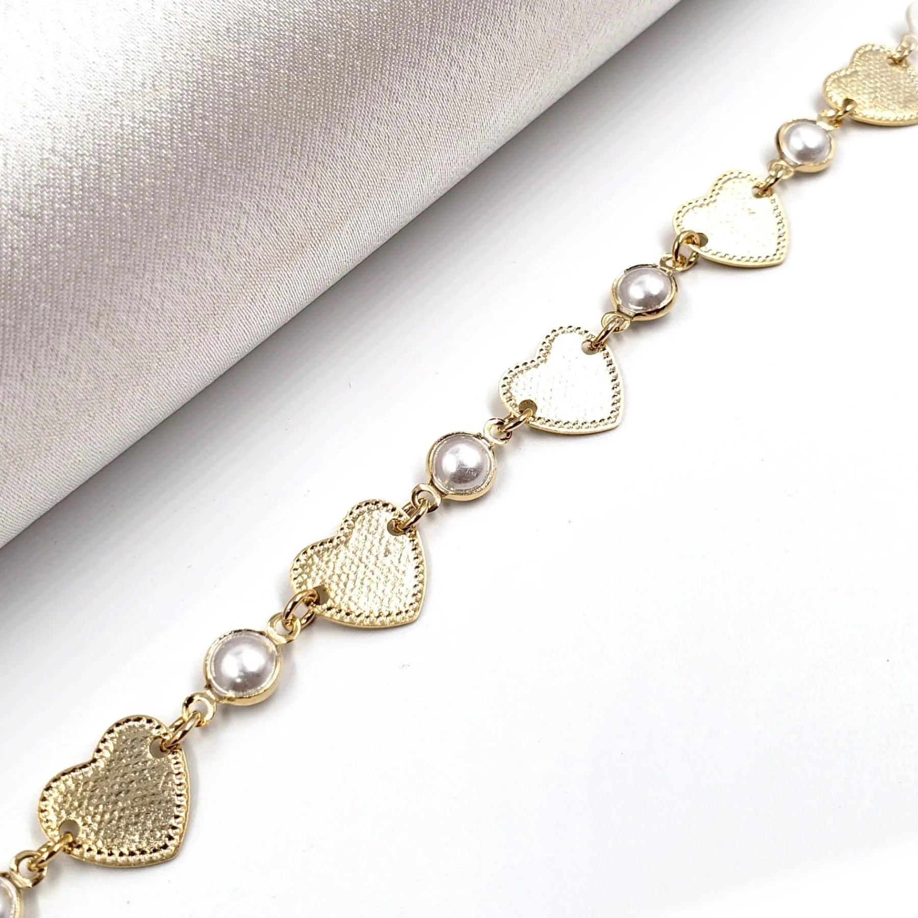 Colar gargantilha banhado a ouro corações perolas