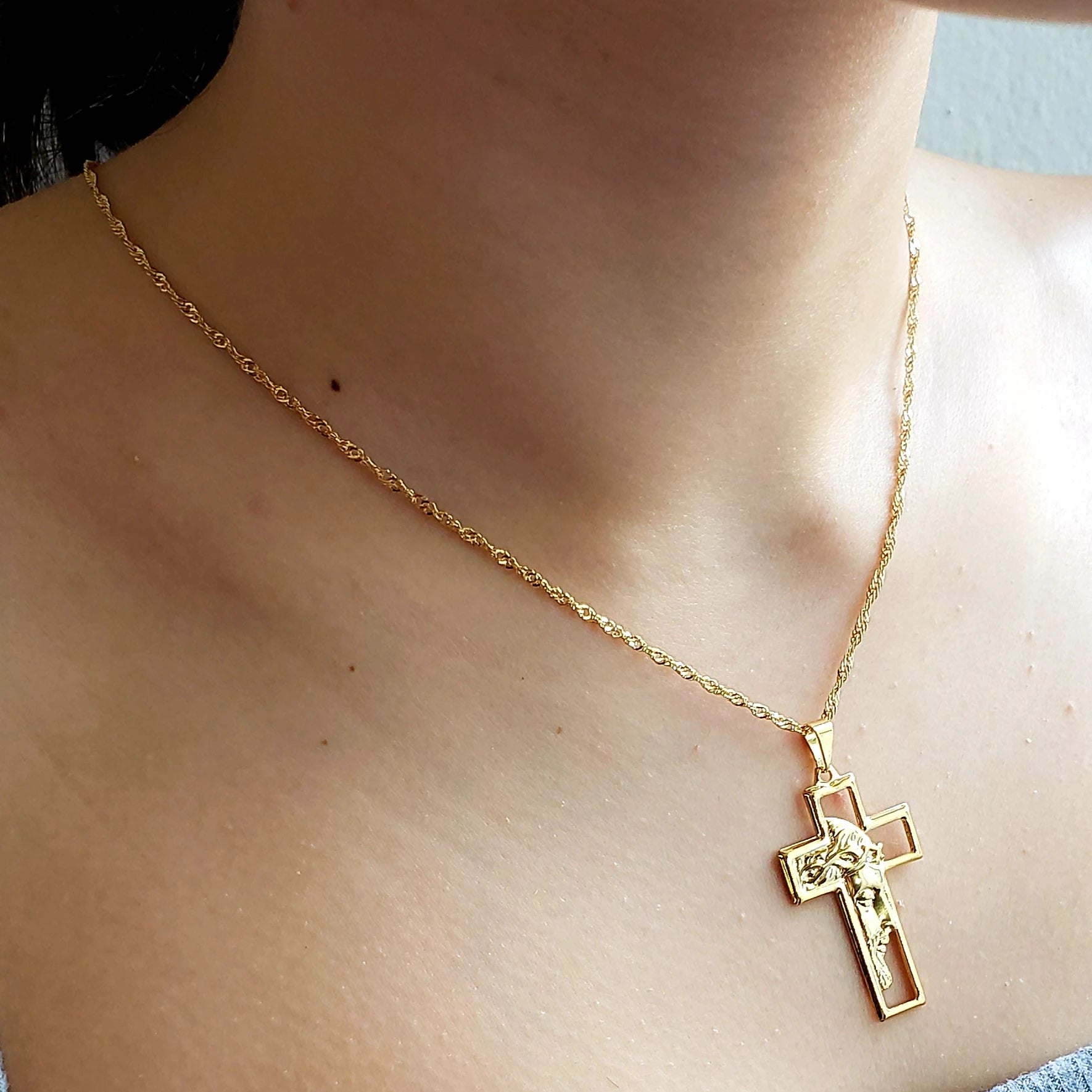 Colar Gargantilha Cruz Rosto Jesus Banhado a Ouro