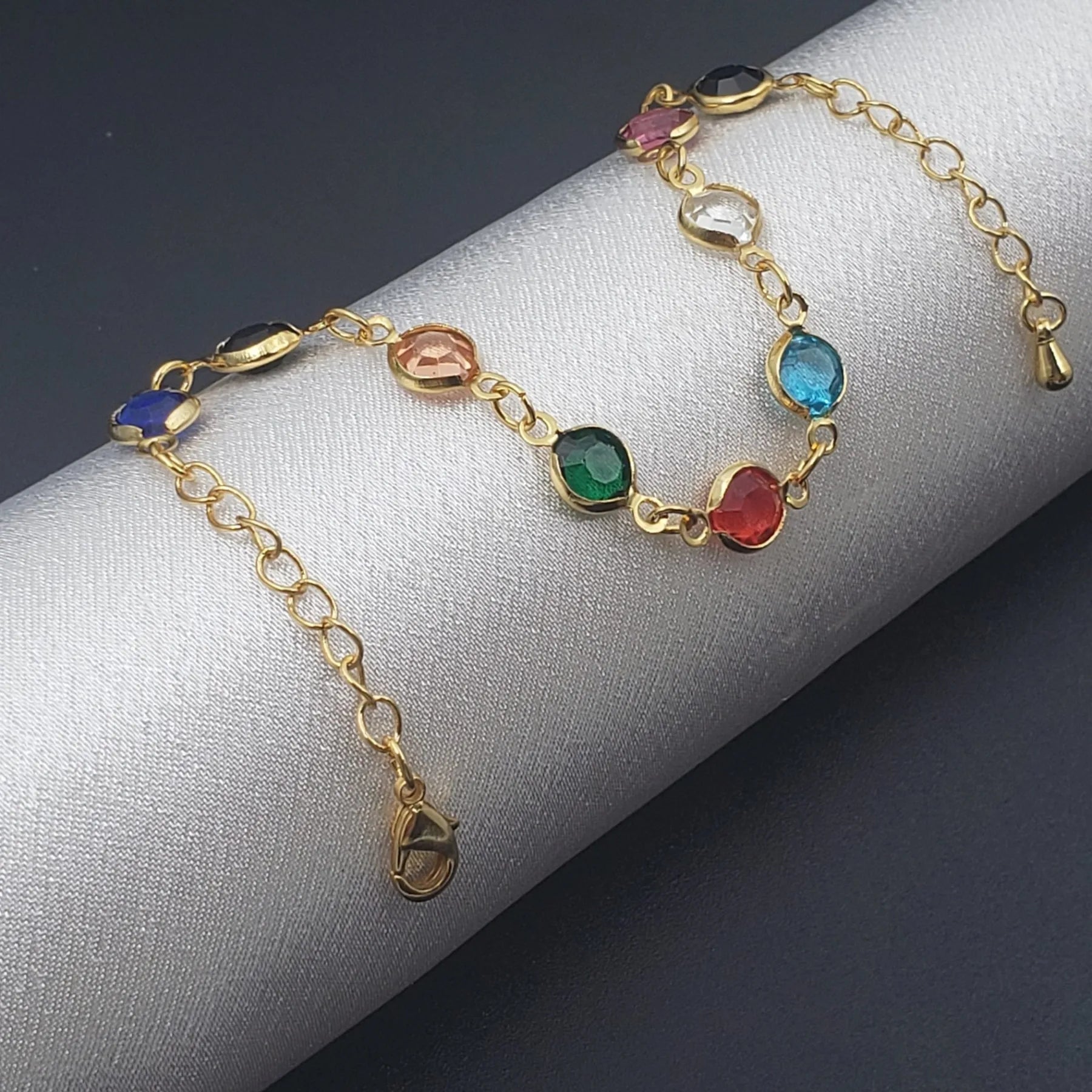 Pulseira feminina banhada a ouro 18K com pedras coloridas