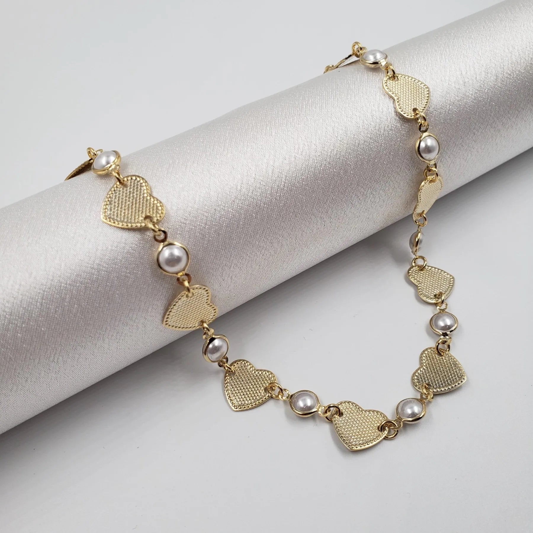 Colar gargantilha banhado a ouro corações perolas